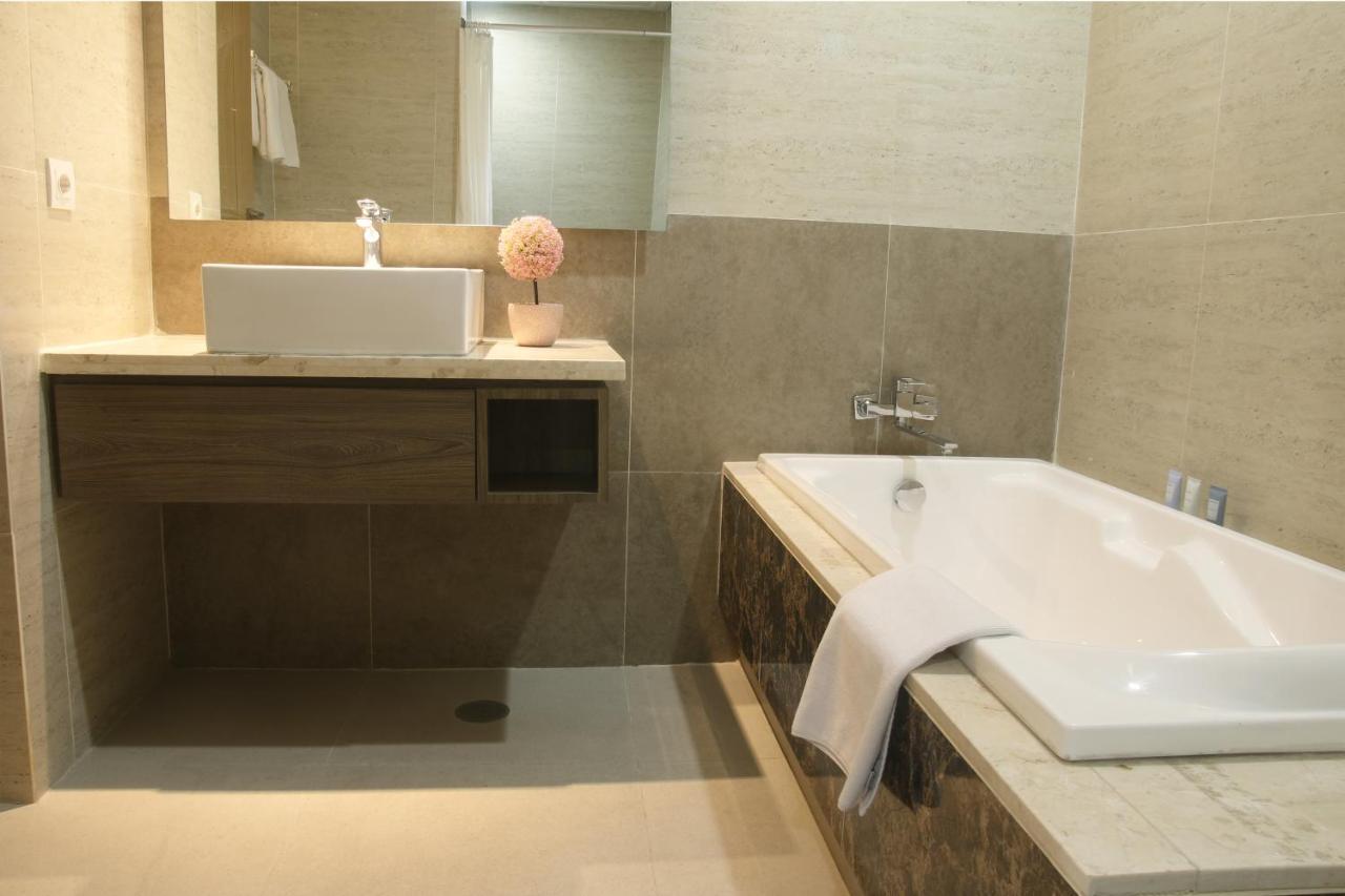 Graha Makara Suite Hotel & Residence チカラン エクステリア 写真