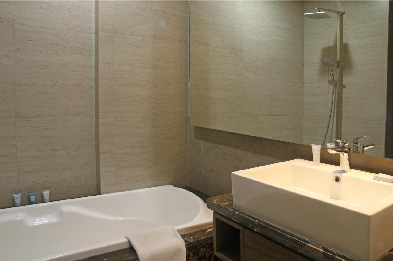 Graha Makara Suite Hotel & Residence チカラン エクステリア 写真