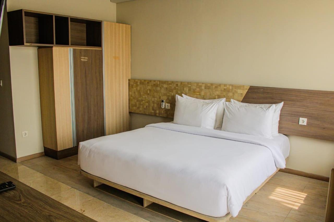 Graha Makara Suite Hotel & Residence チカラン エクステリア 写真