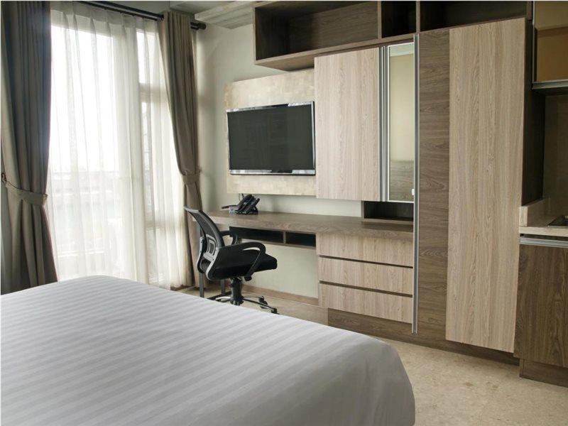 Graha Makara Suite Hotel & Residence チカラン エクステリア 写真