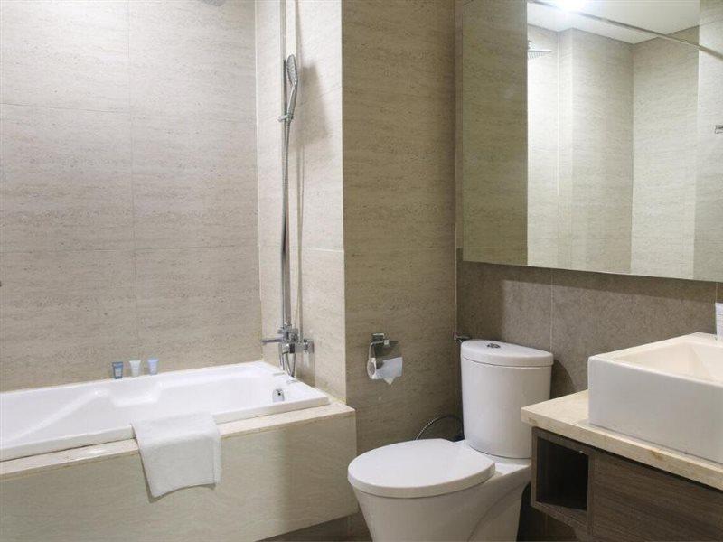 Graha Makara Suite Hotel & Residence チカラン エクステリア 写真